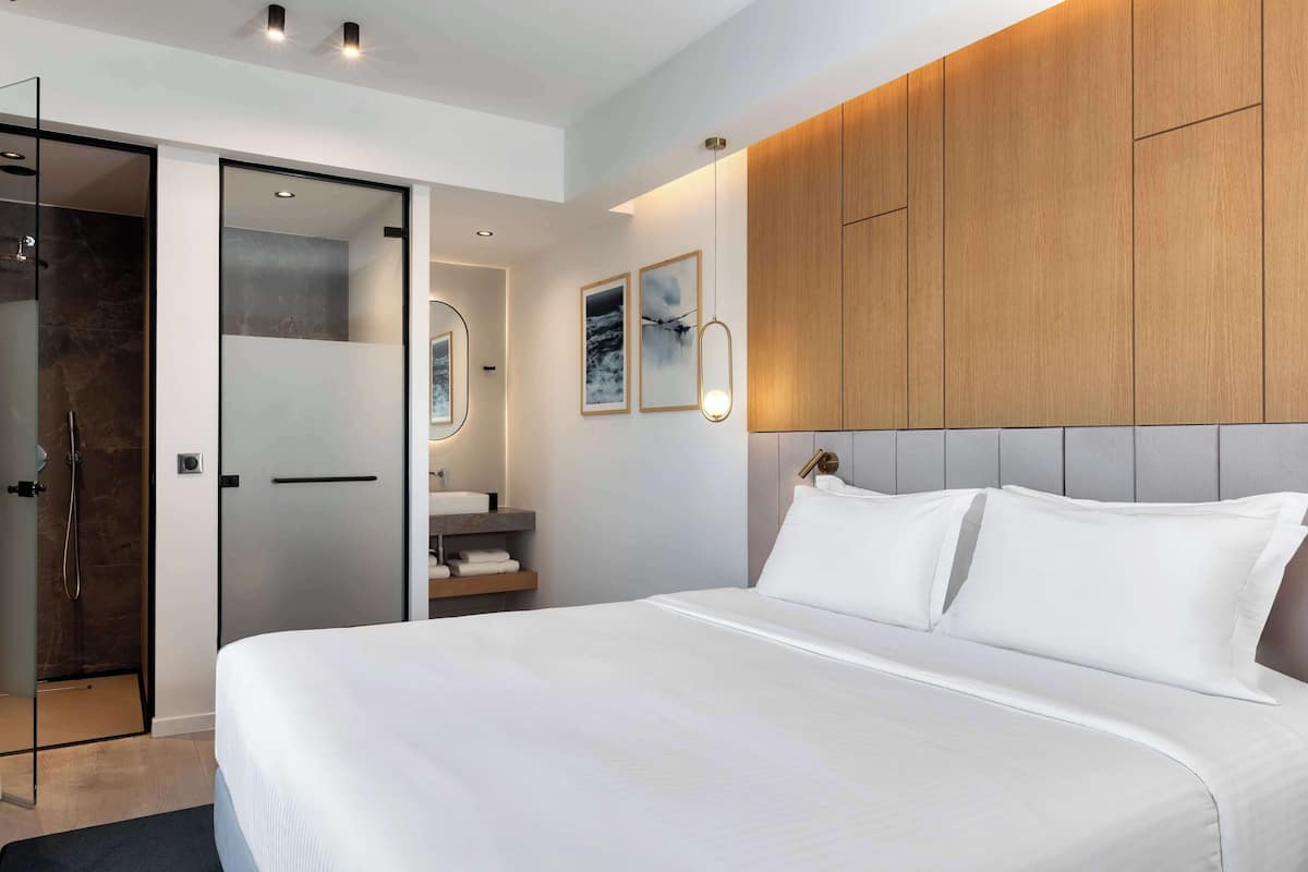 King, Chambre Deluxe, baignoire Ă jets, vue sur la ville | Système dâinsonorisation, accès au Wi-Fi (inclus), literie fournie