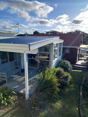 Outdoor dining - Hilltop Hideaway Cottage in Pinewoods Holiday Park (Red Beach)