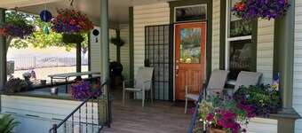 Charming 4-bedroom Pearce Historic Farmhouse in Roseburg with AC and WIFI