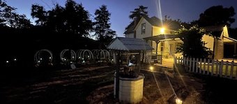 Charming 4-bedroom Pearce Historic Farmhouse in Roseburg with AC and WIFI