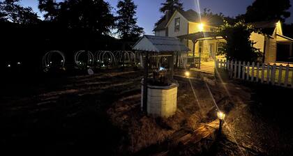 Charming 4-bedroom Pearce Historic Farmhouse in Roseburg with AC and WIFI
