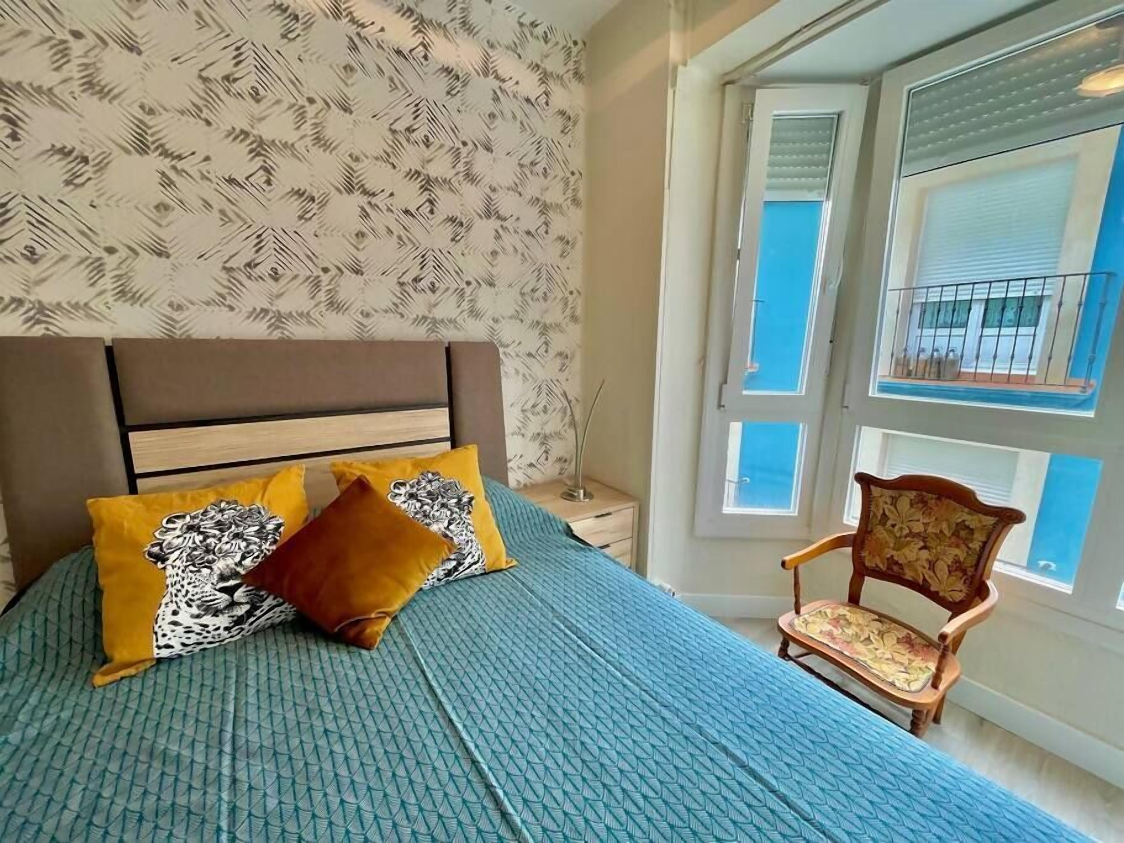 1 slaapkamer, een strijkplank/strijkijzer, reisbedje, beddengoed