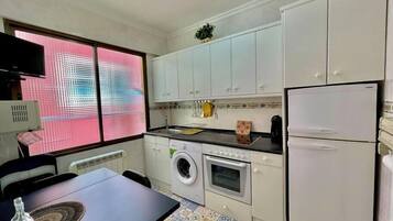 Réfrigérateur, micro-ondes, four, grille-pain