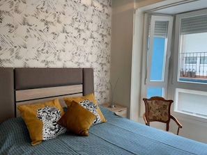 1 dormitorio, tabla de planchar con plancha, cuna de viaje