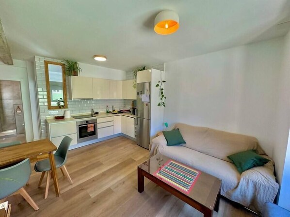 Un apartamento moderno con cocina, comedor y sala de estar.