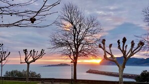 A park with a picnic table, benches, and bare trees. - Kai begi, wonderful views of the port. (Bermeo)