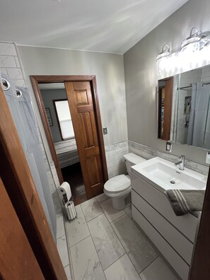 Hair dryer, towels, soap, shampoo - Charming 2-bedroom Channel house and kayaks in Paddock Lake (Salem)