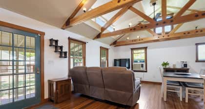 Charming 2-bedroom house in Modesto with AC and WiFi
