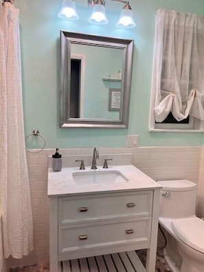 Séchoir à cheveux, serviettes fournies, savon, papier de toilette