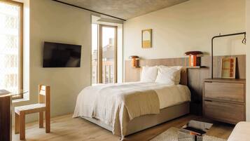 City Studio - Accessible | Laptop workspace, blackout curtains, iron/ironing board, free WiFi