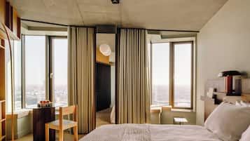 Studio – city, havneutsikt | Skrivebord for bærbar PC, blendingsgardiner og strykejern/-brett