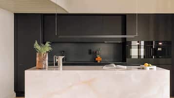 Suite – panorama, 1 queensize-seng, byutsikt | Skrivebord for bærbar PC, blendingsgardiner og strykejern/-brett