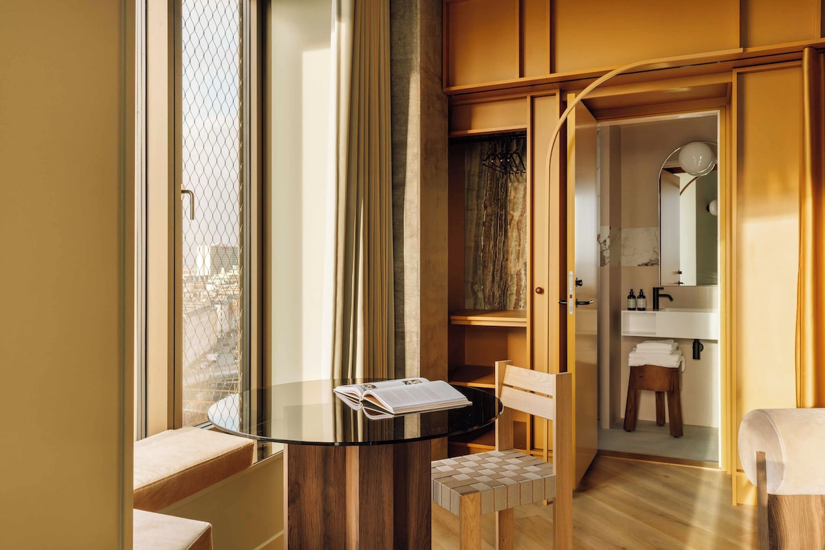 Une salle de bain moderne avec une douche à parois de verre, un meuble-lavabo en bois et un porte-serviettes.
