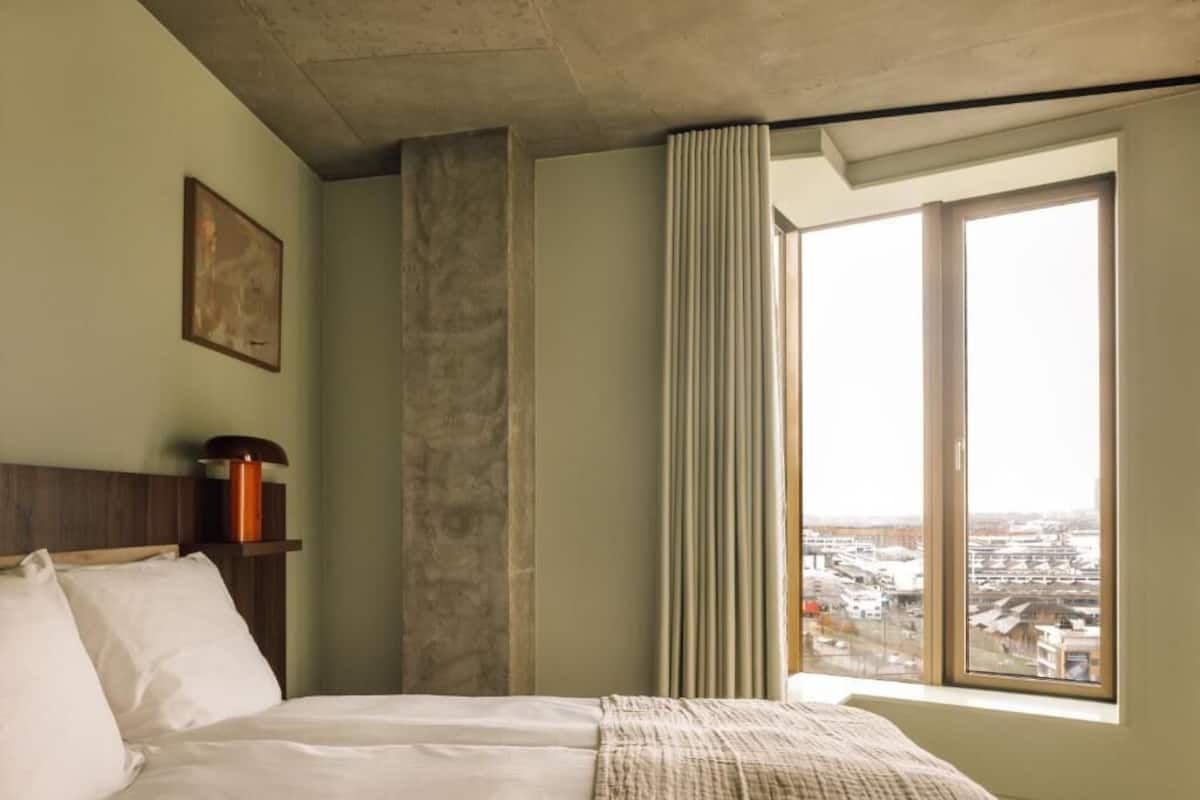 Suite Junior, vista porto | Tende oscuranti, ferro/asse da stiro, Wi-Fi gratuito