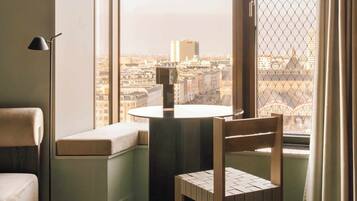 Laptop workspace, blackout drapes, iron/ironing board, free WiFi