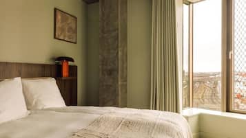 Suite – junior, havneutsikt | Skrivebord for bærbar PC, blendingsgardiner og strykejern/-brett