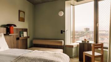 Studio Kota, pemandangan pelabuhan | Ruang kerja ramah laptop, tirai kedap cahaya, dan setrika/meja setrika