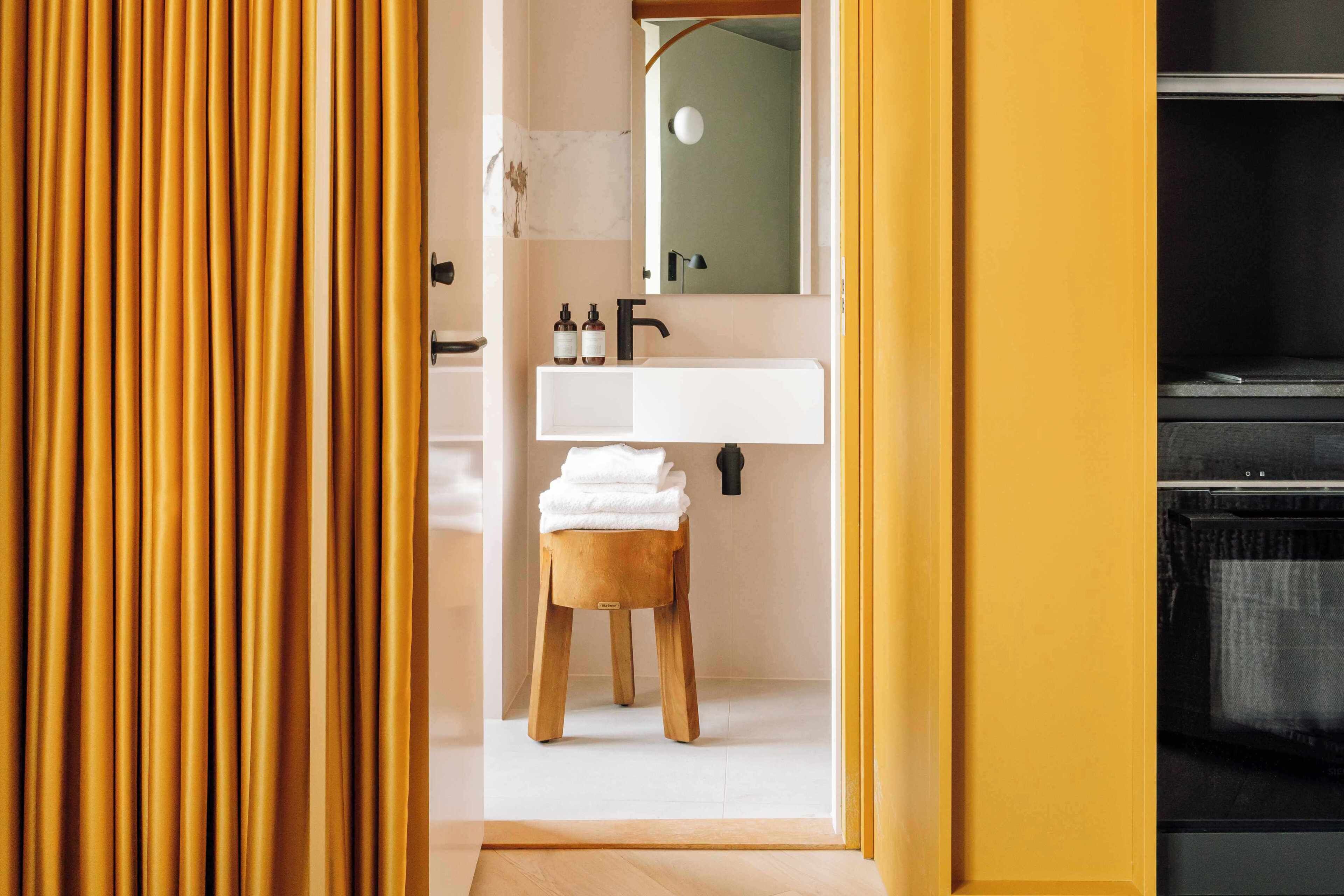 Dusch, gratis toalettartiklar, hårtork och handdukar