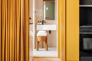 Shower, free toiletries, hair dryer, towels - Locke Copenhagen (Copenhagen)