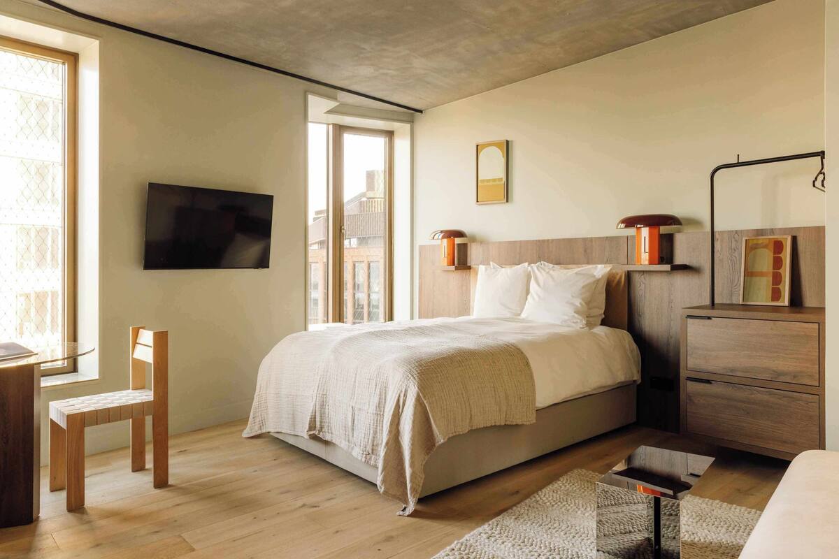 Studio, 1 Queen Bed, Roll-in Shower | Laptop workspace, blackout drapes, iron/ironing board, free WiFi