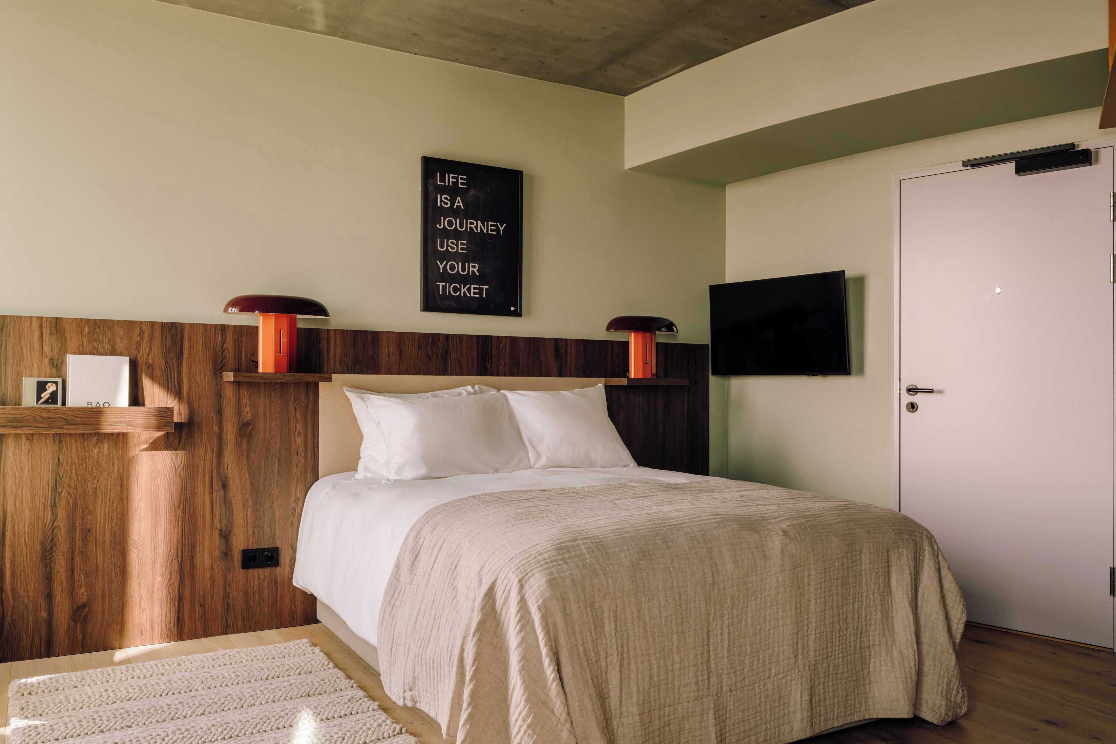 Laptop workspace, blackout curtains, iron/ironing board, free WiFi