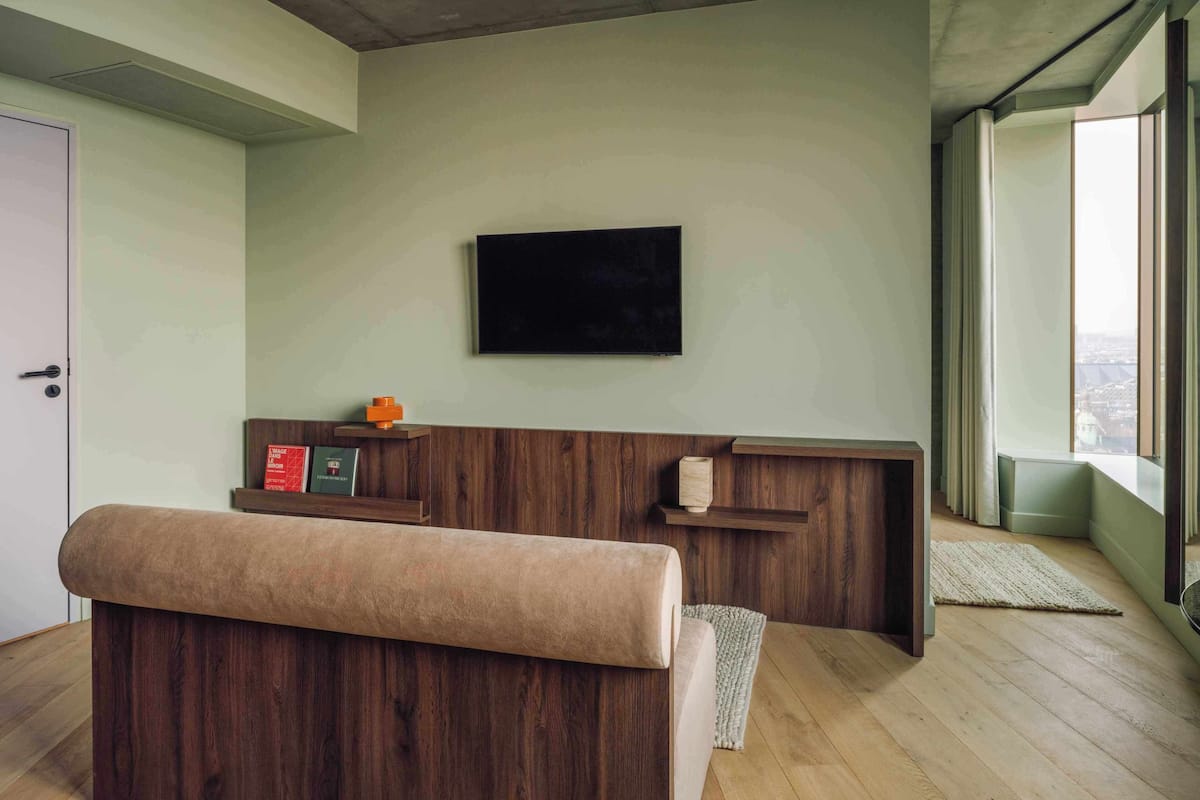 Laptop workspace, blackout curtains, iron/ironing board, free WiFi