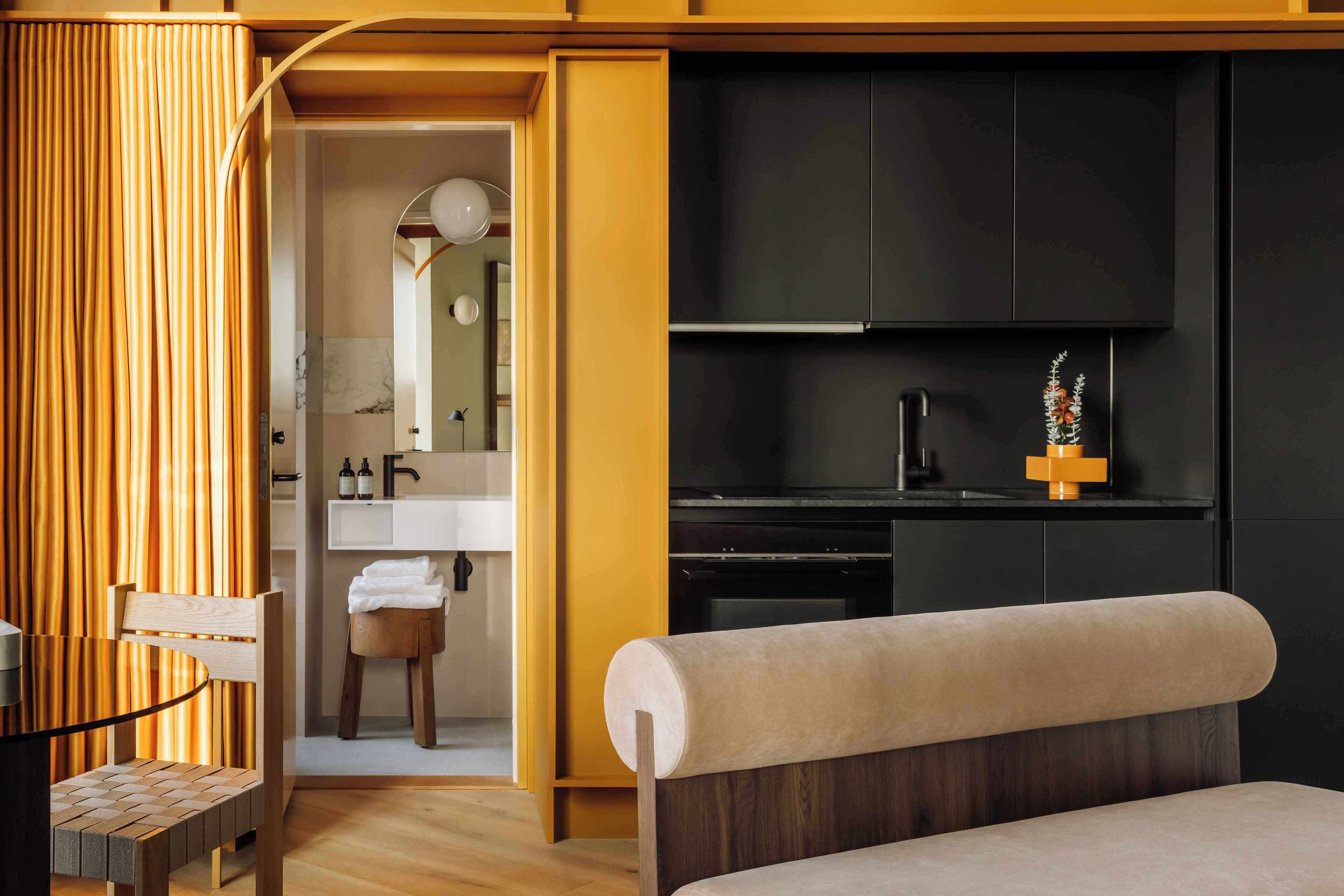 Laptop workspace, blackout drapes, iron/ironing board, free WiFi