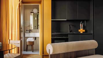 Espacio para trabajar con laptop y cortinas blackout