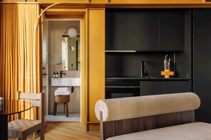 Espacio para trabajar con laptop y cortinas blackout 