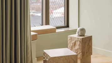 Suite – panorama, 1 queensize-seng, byutsikt | Skrivebord for bærbar PC, blendingsgardiner og strykejern/-brett