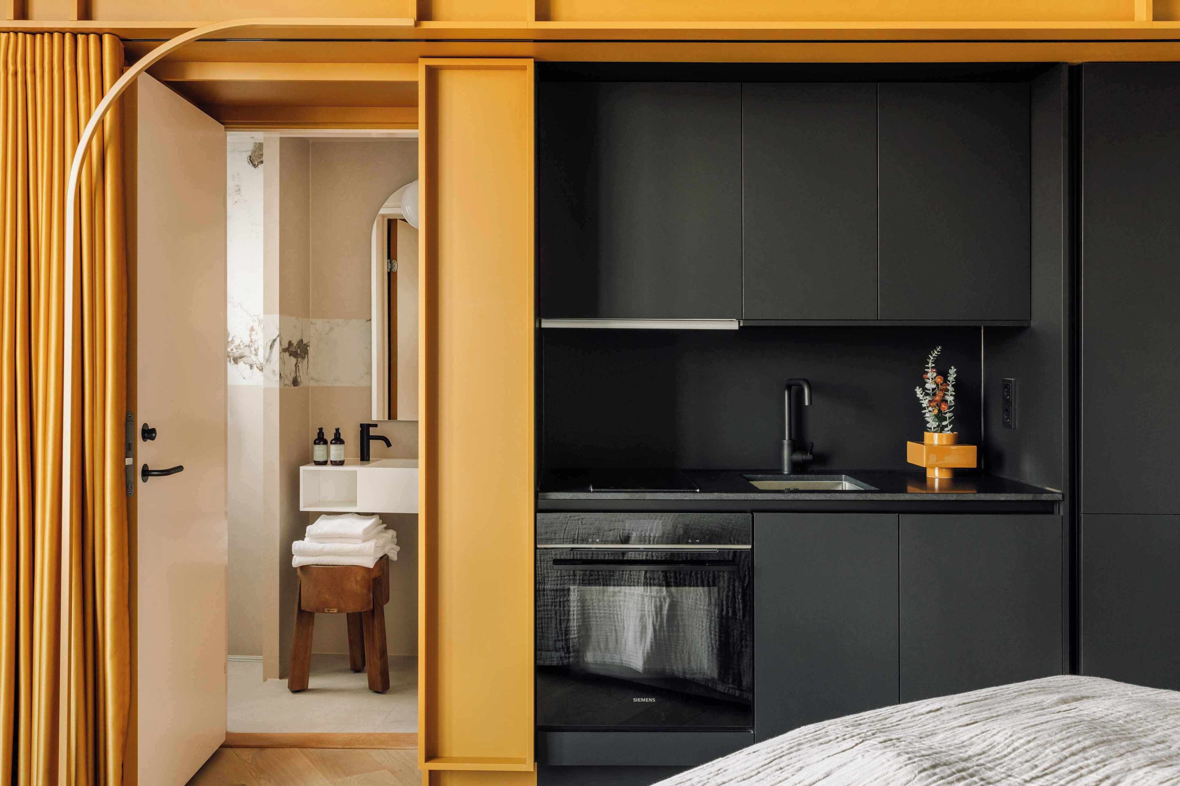 Laptop workspace, blackout drapes, iron/ironing board, free WiFi