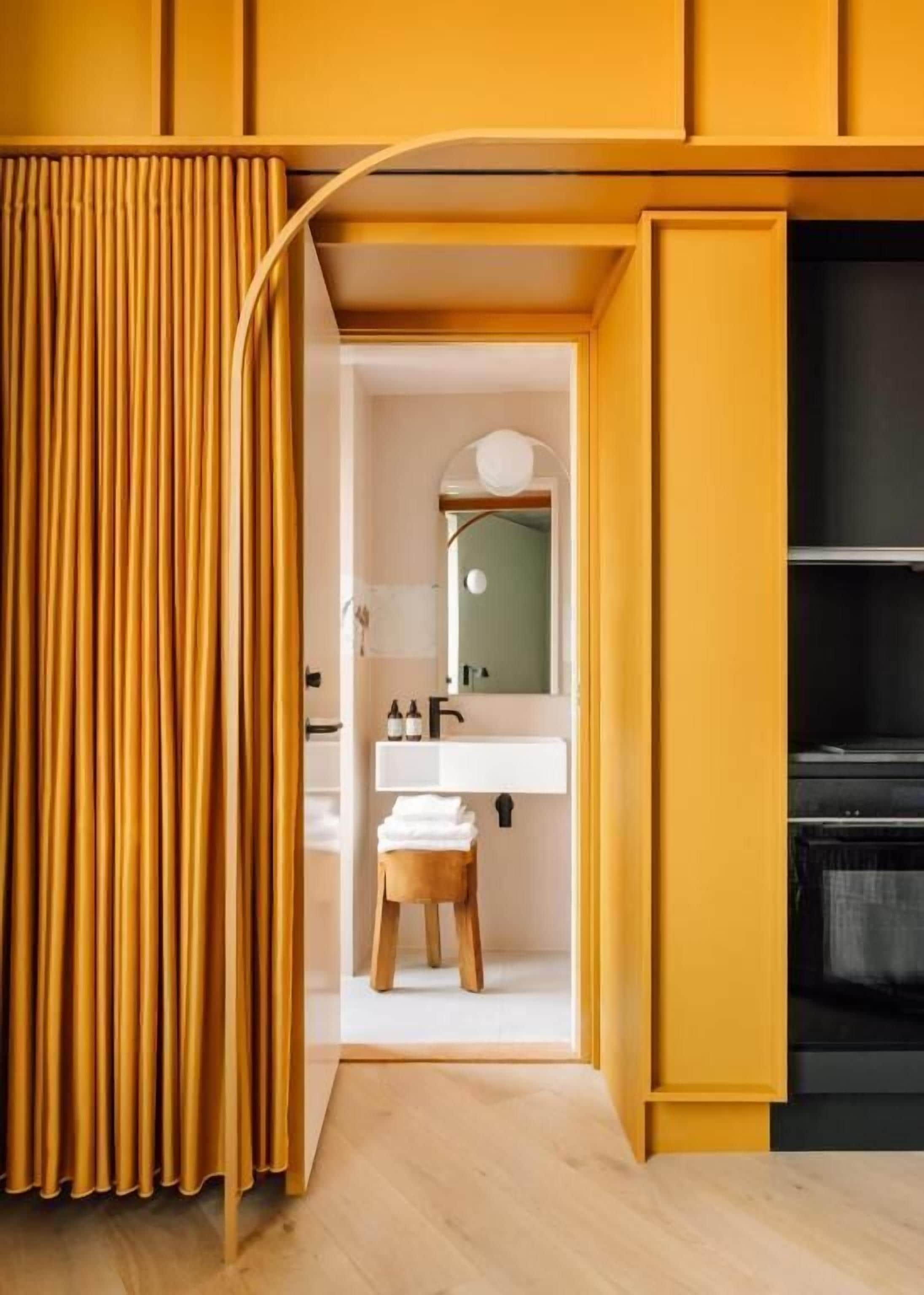 Junior Suite - Harbour View | Bathroom | Shower, free toiletries, hair dryer, towels