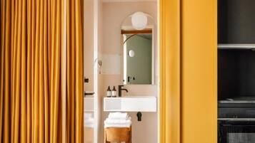Junior Suite - Harbour View | Bathroom | Shower, free toiletries, hair dryer, towels