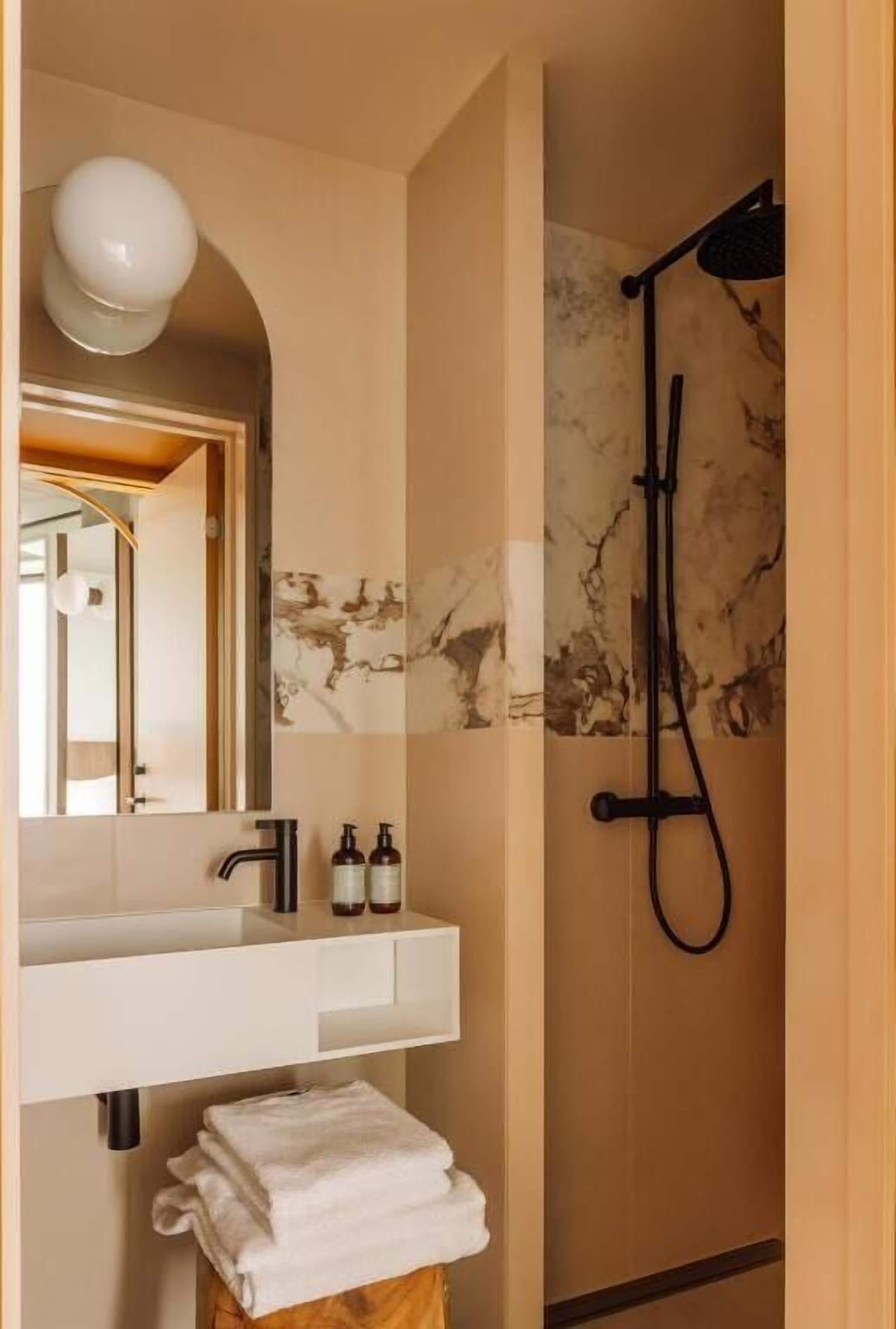 City Studio - Harbour View | Bathroom | Shower, free toiletries, hair dryer, towels