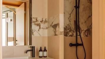 Studio Kota, pemandangan pelabuhan | Kamar mandi | Shower, perlengkapan mandi gratis, pengering rambut, dan handuk