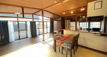 Chitose|5 min. from station|Spacious old house that feels like home|Max 7 people|Free parking|Garden with BBQ|Kurashiki 10 min.