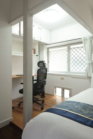 2 habitaciones, escritorio, tabla de planchar con plancha y wifi
