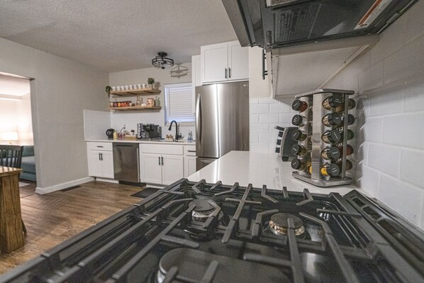 Frigorífico, microondas, horno y placa de cocina