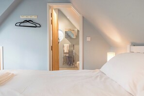 5 slaapkamers, een strijkplank/strijkijzer, reisbedje, wifi