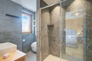 Ducha, secador de pelo, bidé y toallas