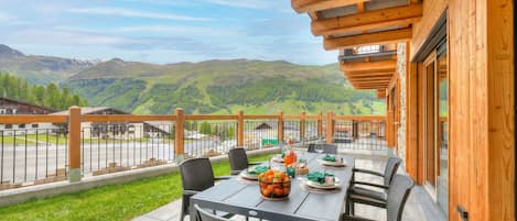 屋外ダイニングエリア