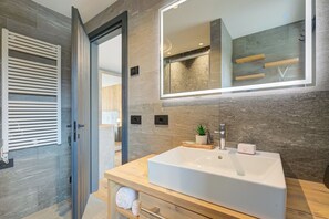 Ducha, secador de pelo, bidé y toallas