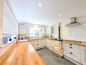 Fridge, microwave, oven, stovetop - The Old Barn near St Ives - Rustic Charm & Space (Saint Ives)