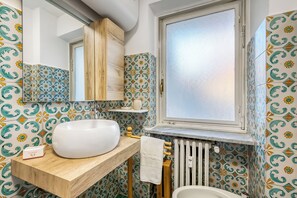 Hårføner, bidé og håndklær