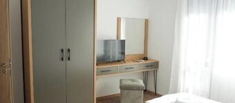 2 Bed Apt - Sleeps 4, Terrace & Pet Friendly
