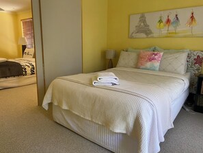 4 chambres, bureau, fer et planche à repasser, lit de bébé portatif