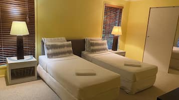 4 habitaciones, escritorio y tabla de planchar con plancha