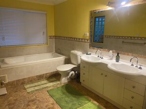 Douche, baignoire à remous, séchoir à cheveux, serviettes fournies