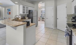 Fridge, microwave, oven, stovetop - Family Friendly - Private Pool - Sleeps 10 (Cape Coral)