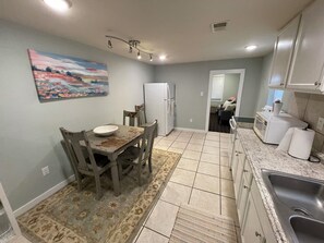 Micro-ondes, four, plaque de cuisson, lave-vaisselle